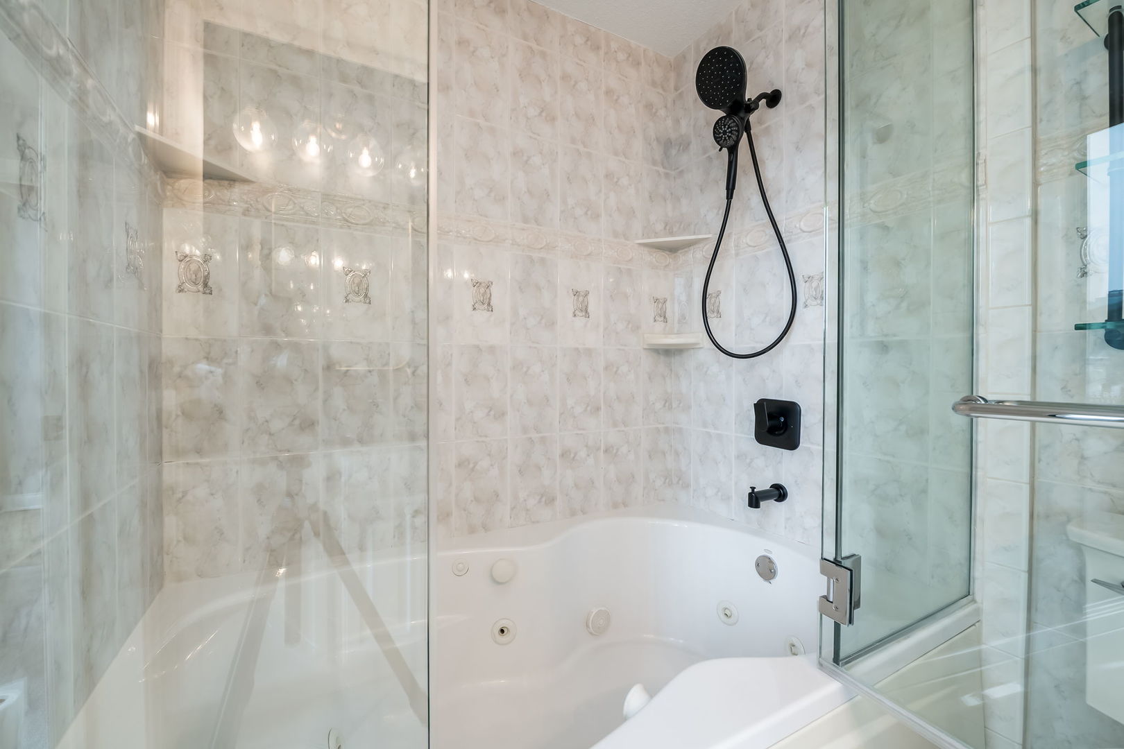 111 E Chestnut Street Unit: 37K