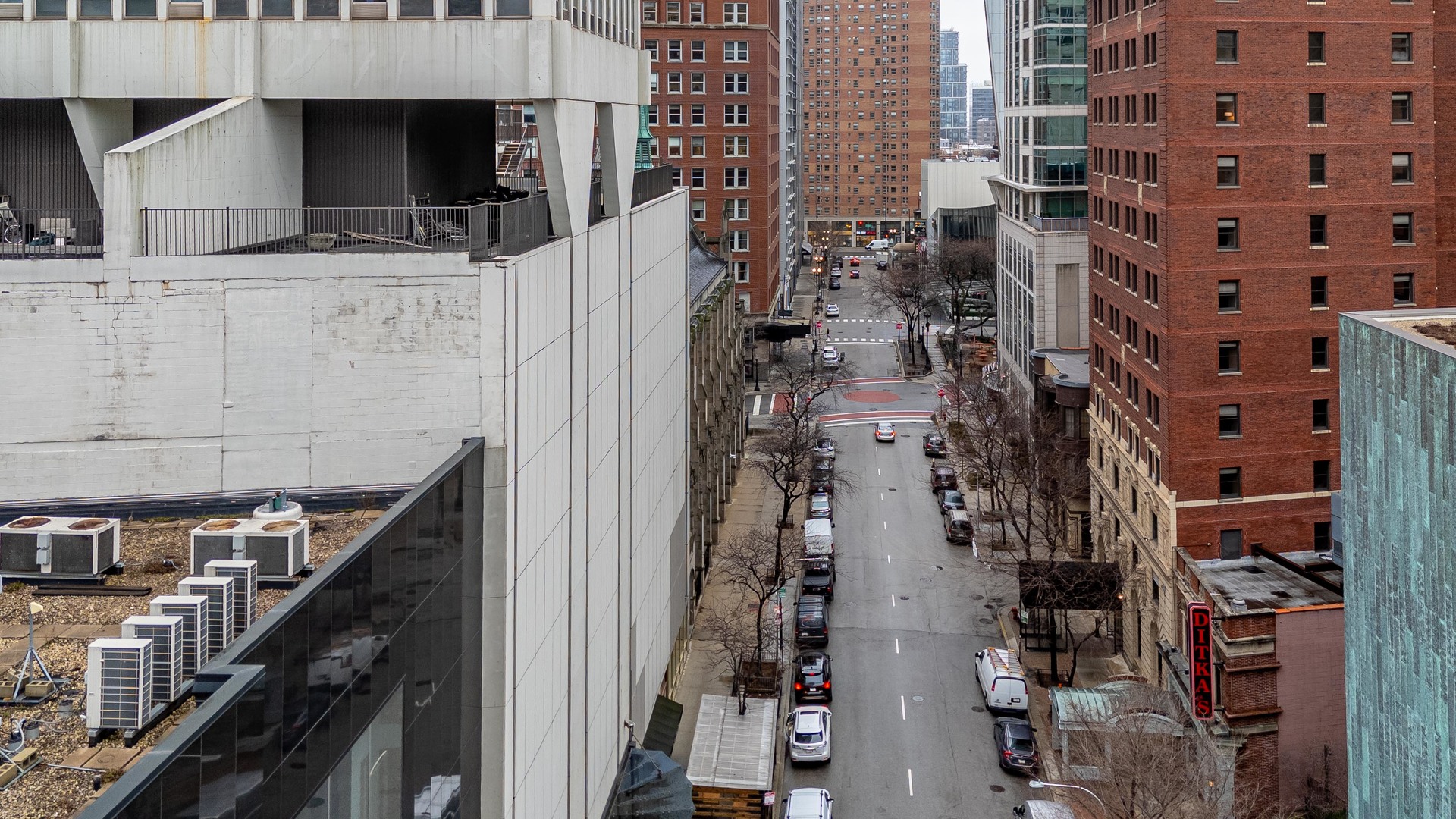 111 E Chestnut Street Unit: 40D