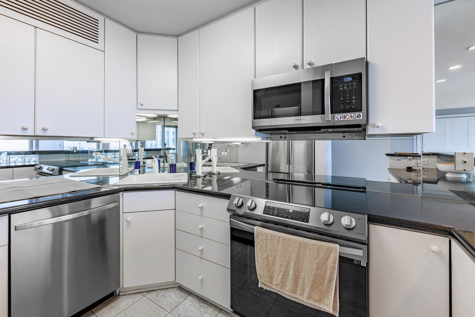 111 E Chestnut Street Unit: 40D