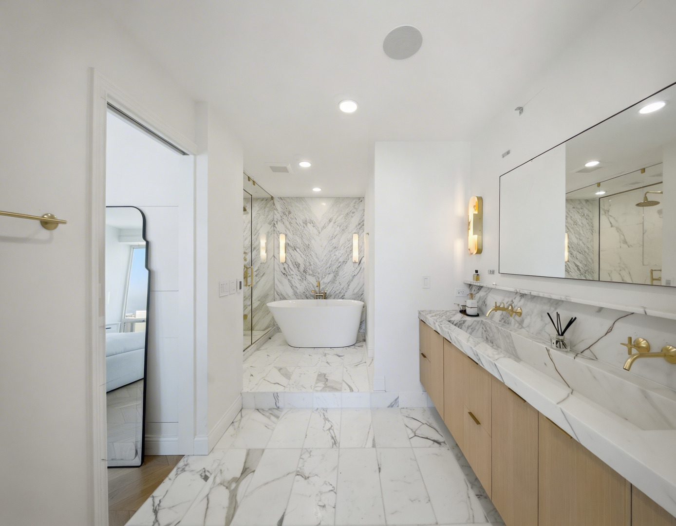 111 E Chestnut Street Unit: PHAB