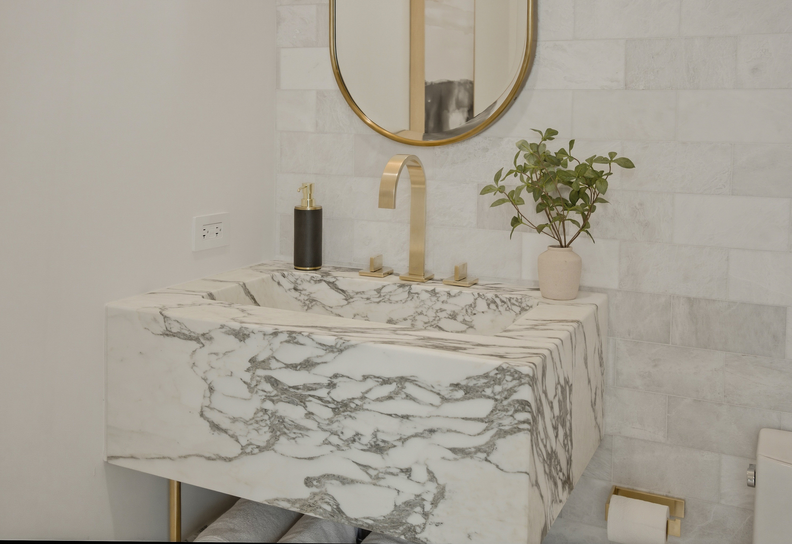 111 E Chestnut Street Unit: PHAB