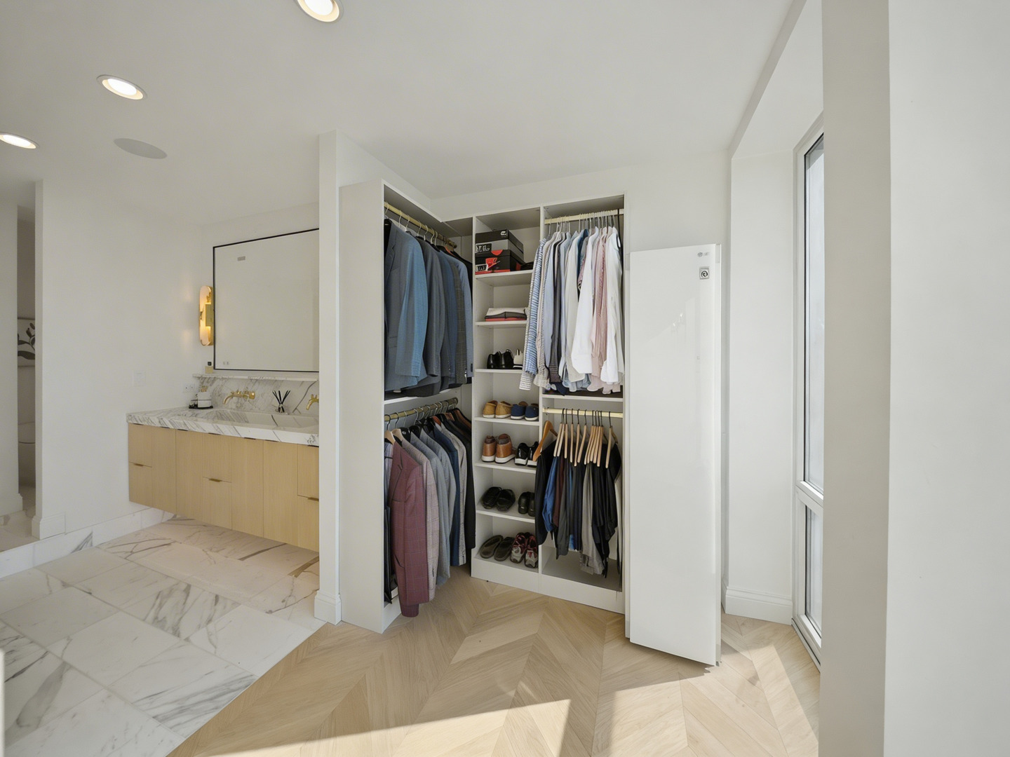 111 E Chestnut Street Unit: PHAB