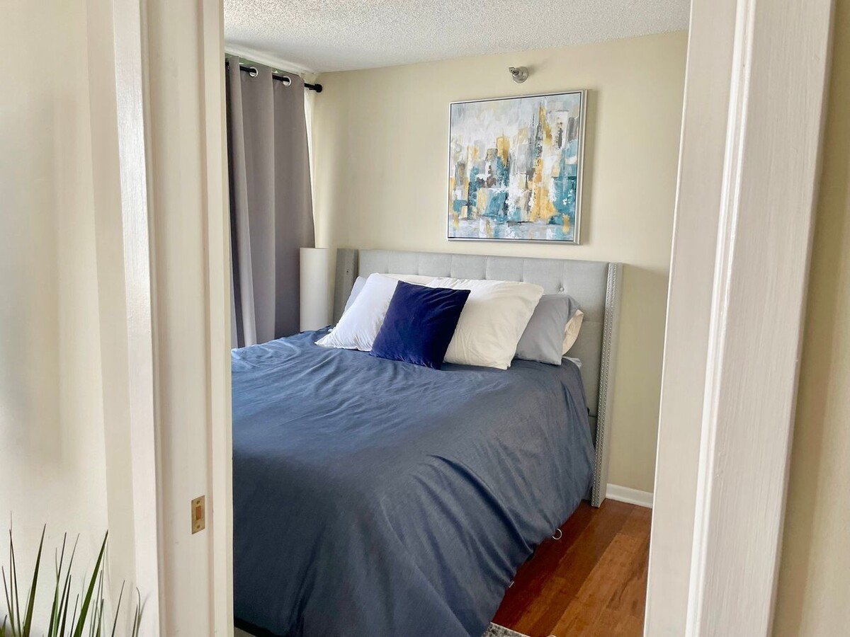 111 W Maple Street Unit: 1810