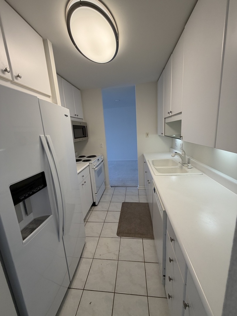 111 E Chestnut Street Unit: 24G
