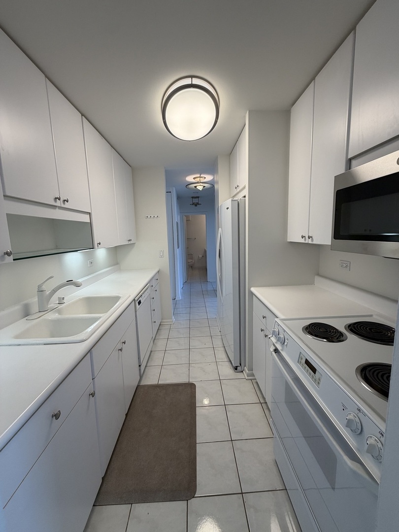 111 E Chestnut Street Unit: 24G