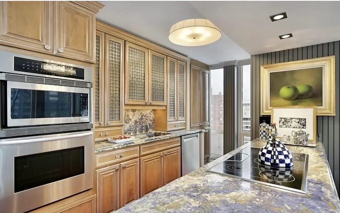 111 E Chestnut Street Unit: 22A