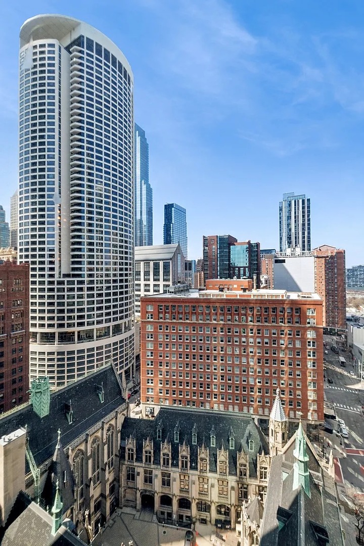 111 E Chestnut Street Unit: 22A