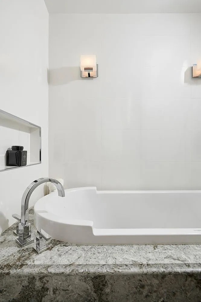 111 E Chestnut Street Unit: 22A