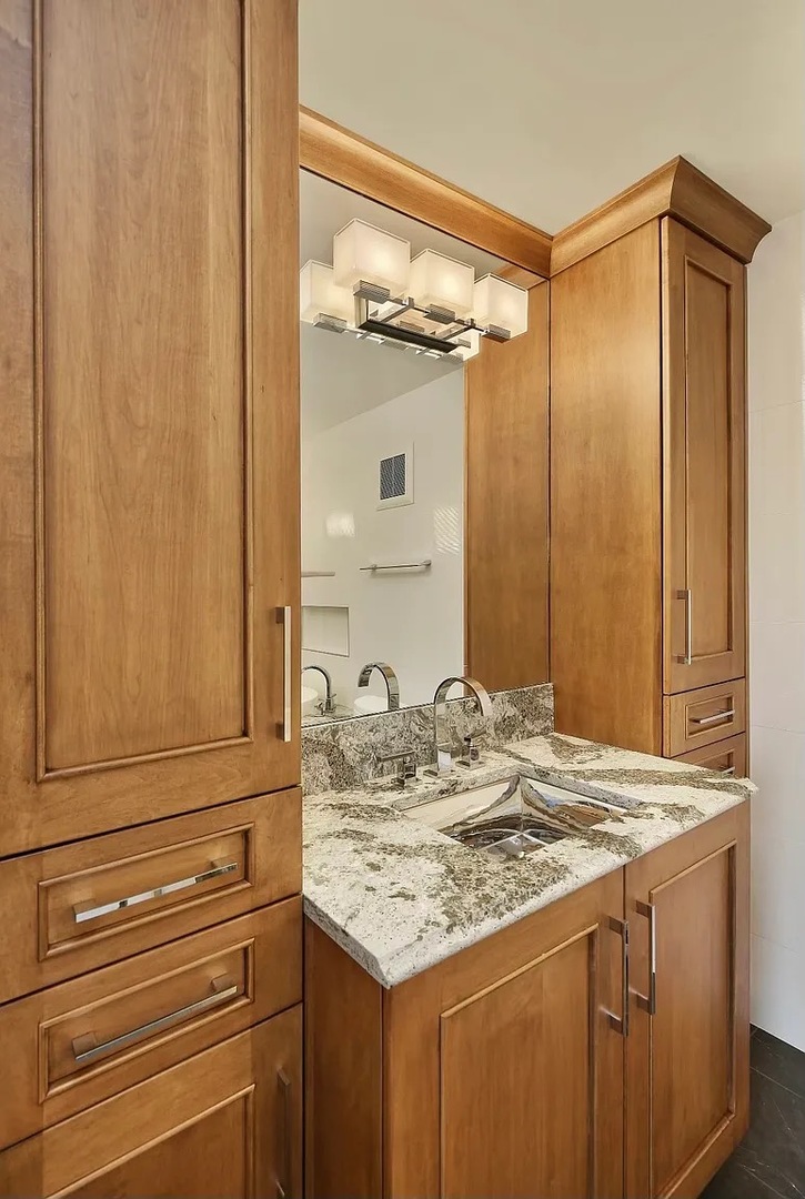 111 E Chestnut Street Unit: 22A
