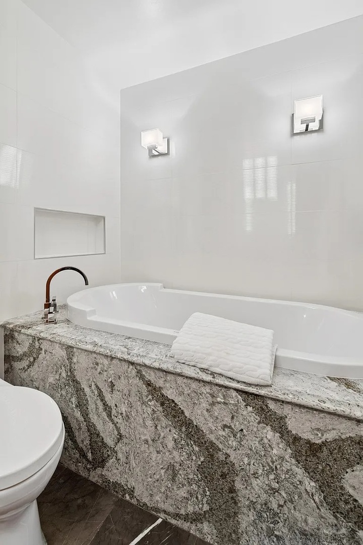 111 E Chestnut Street Unit: 22A