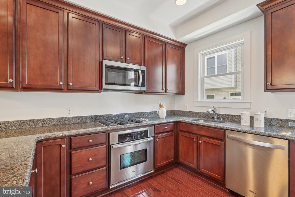 610 Regent Pl NE