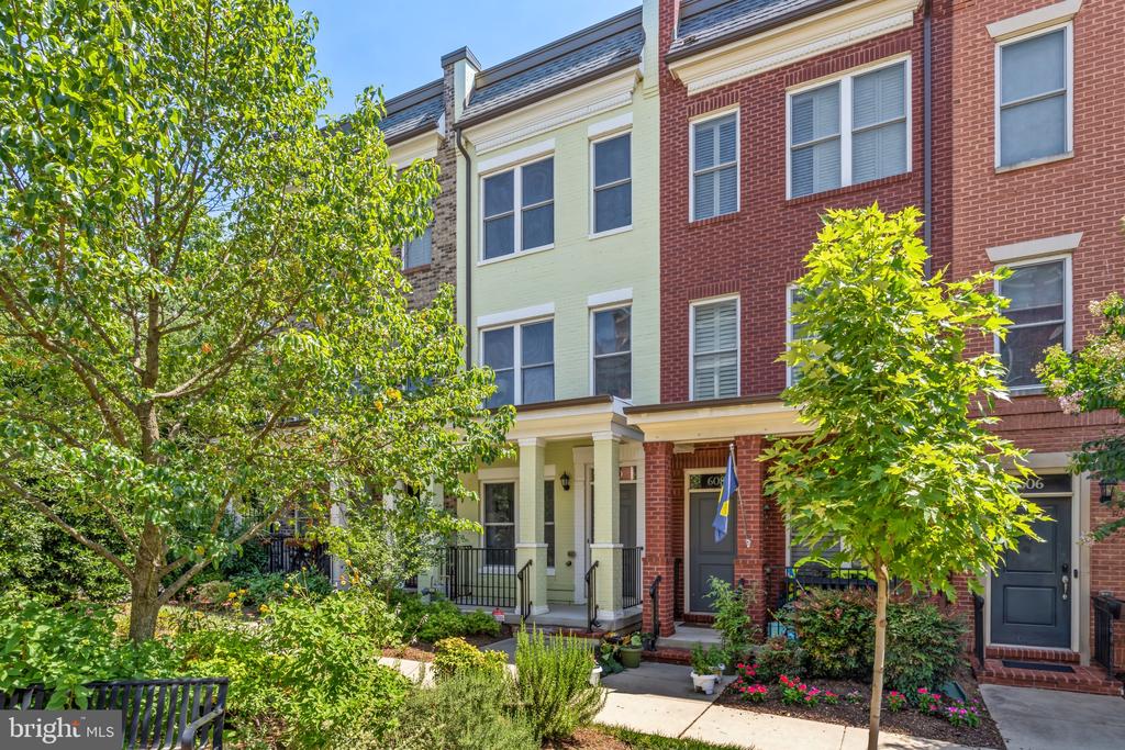 610 Regent Pl NE