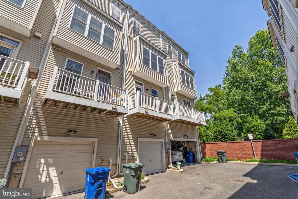 610 Regent Pl NE