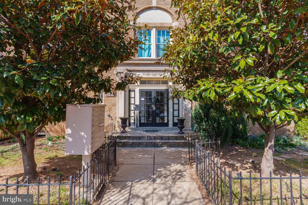 1823 Newton St NW #209