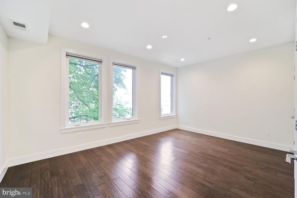 525 Kennedy St NW #4