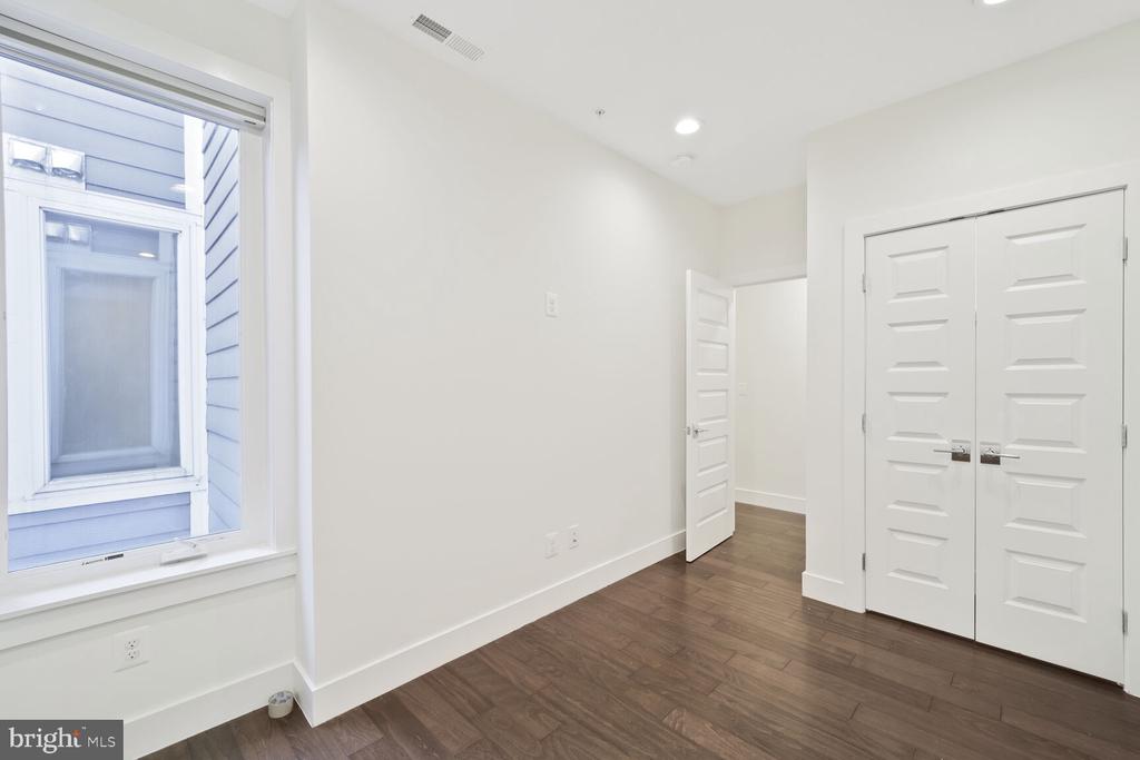 525 Kennedy St NW #4