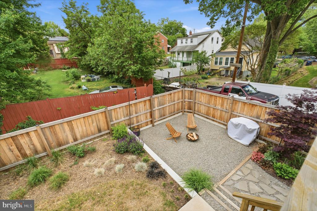 2211 R STREET SE