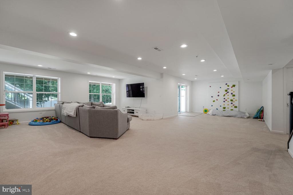 2604 Tree View Way