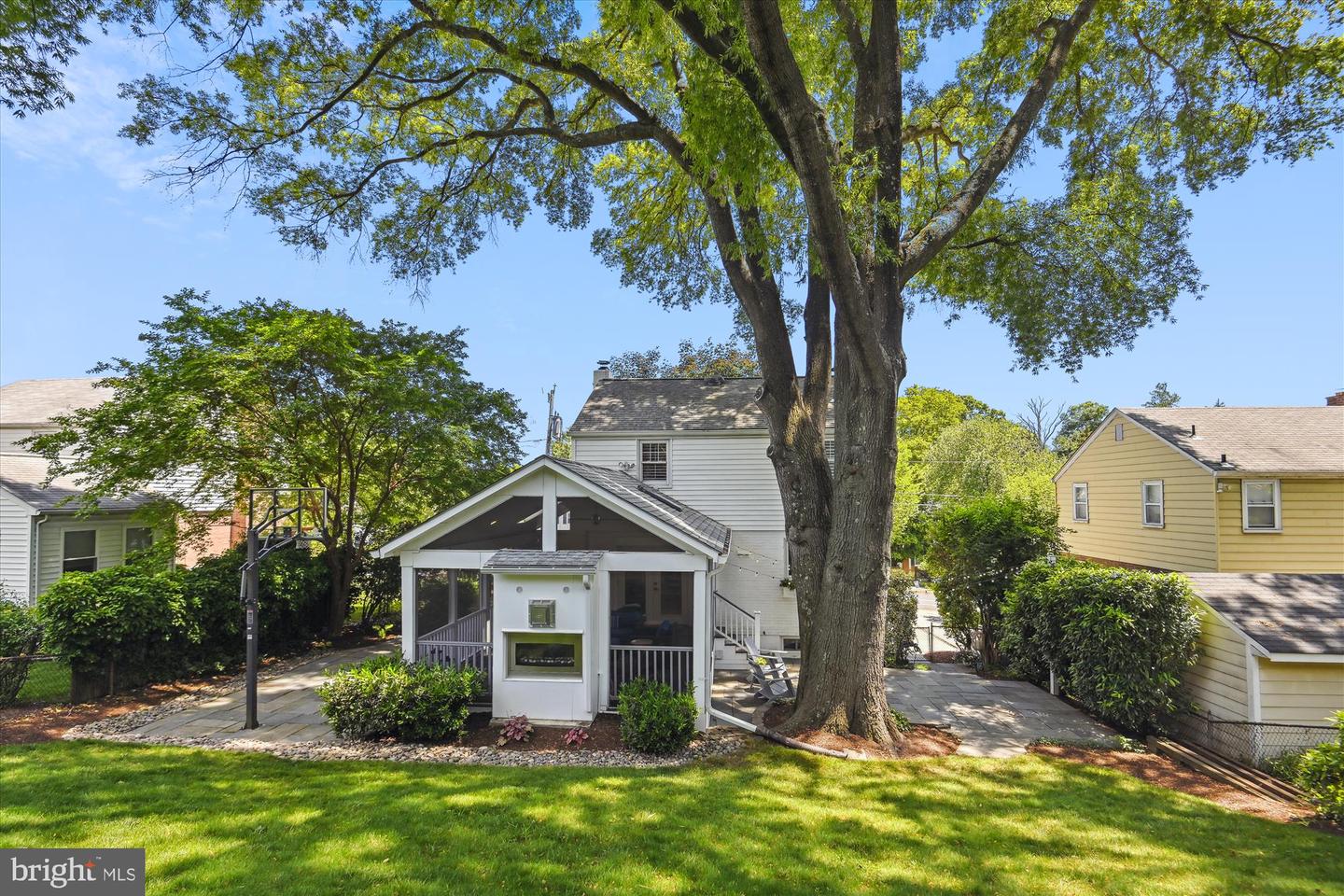 960 Patrick Henry Dr