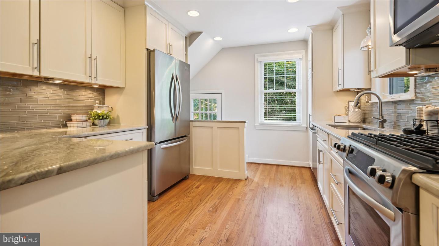 960 Patrick Henry Dr