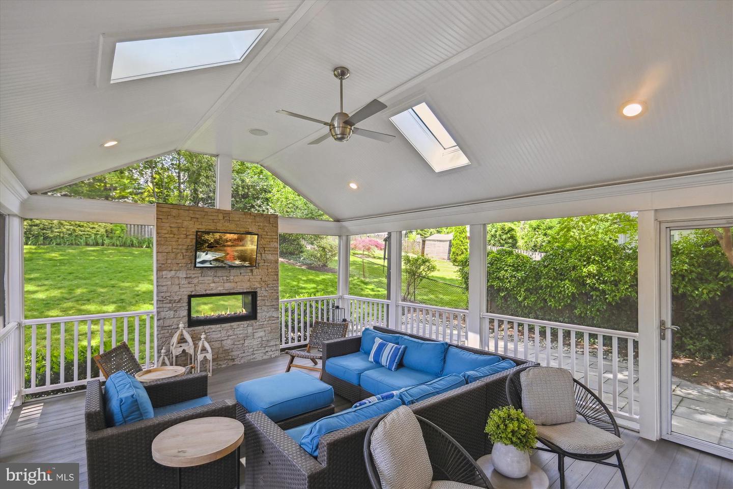 960 Patrick Henry Dr