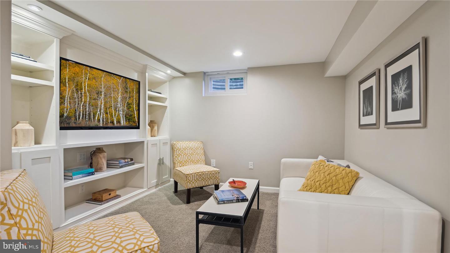 960 Patrick Henry Dr