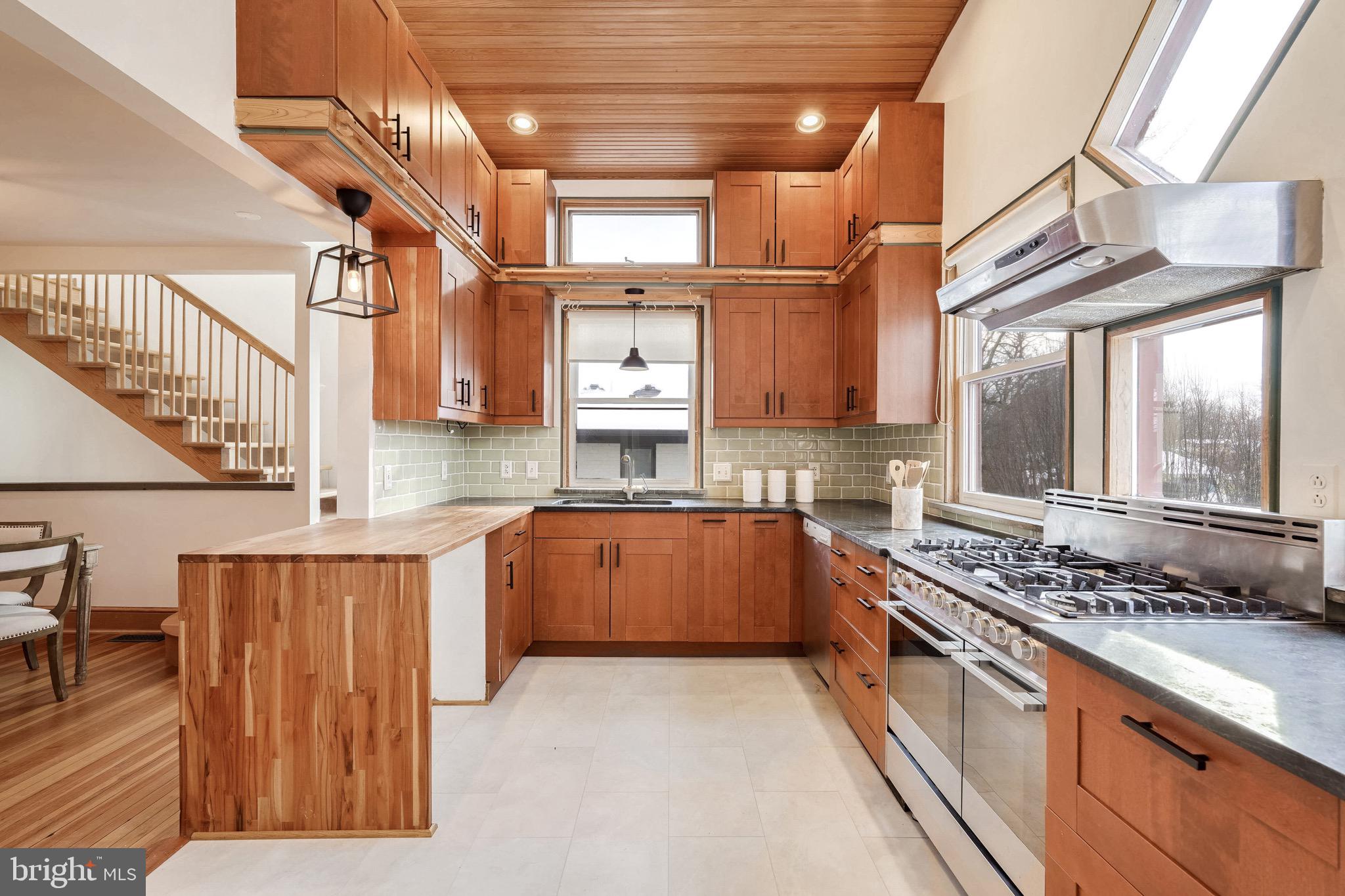 1708 N Stafford St N