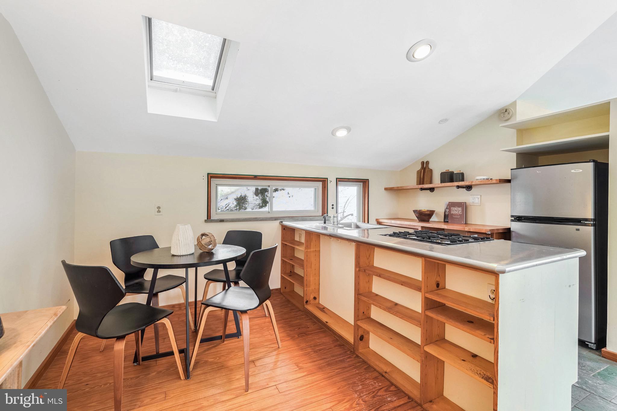 1708 N Stafford St N