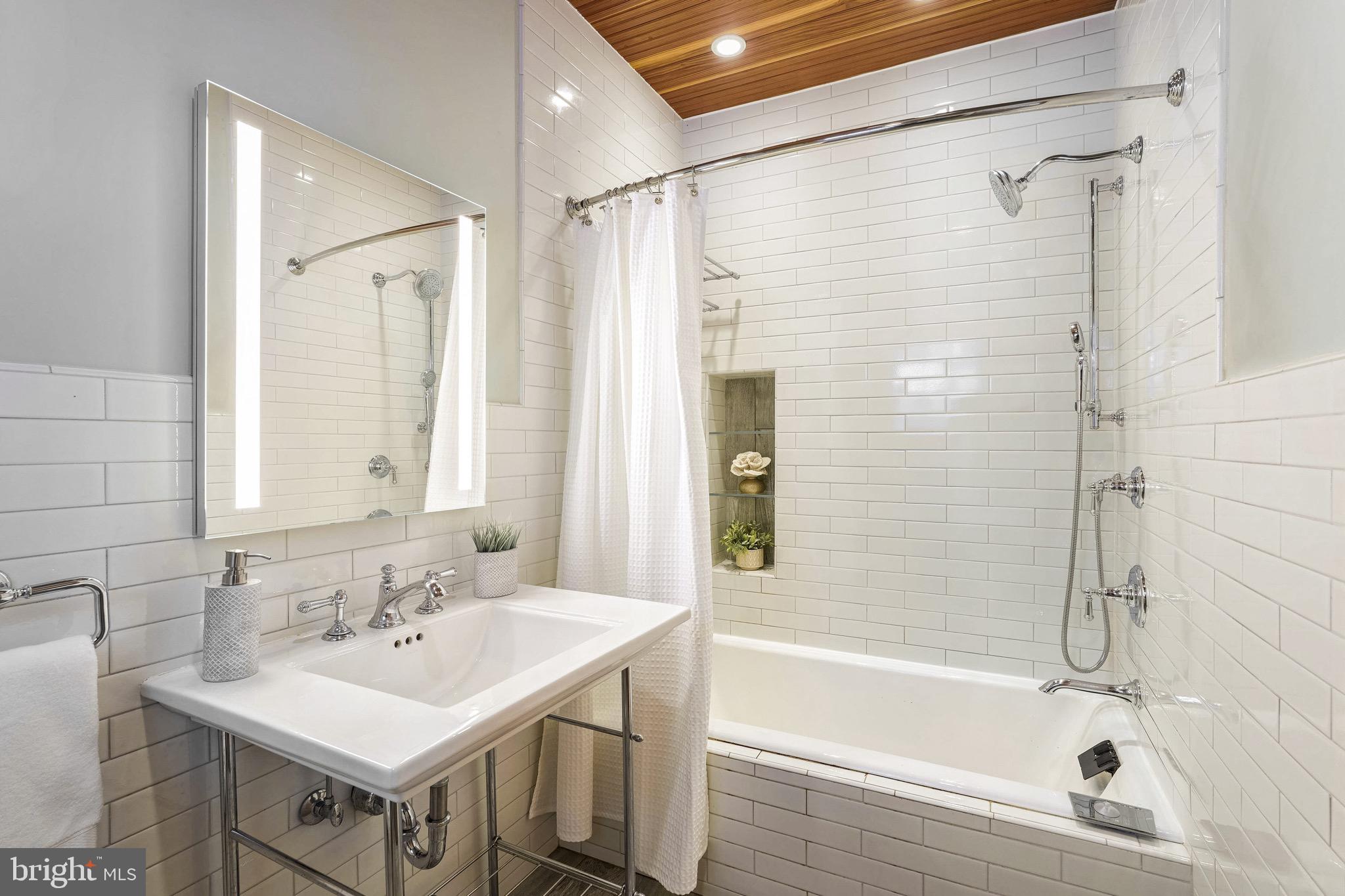 1708 N Stafford St N