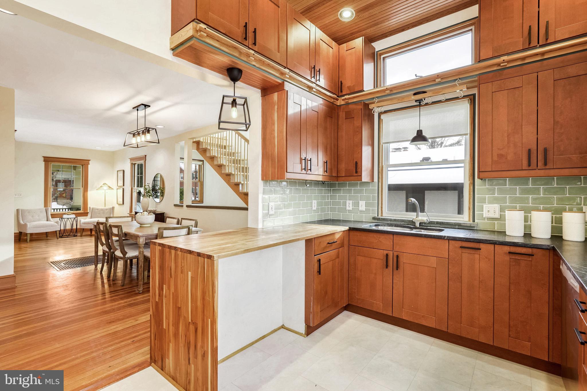 1708 N Stafford St N