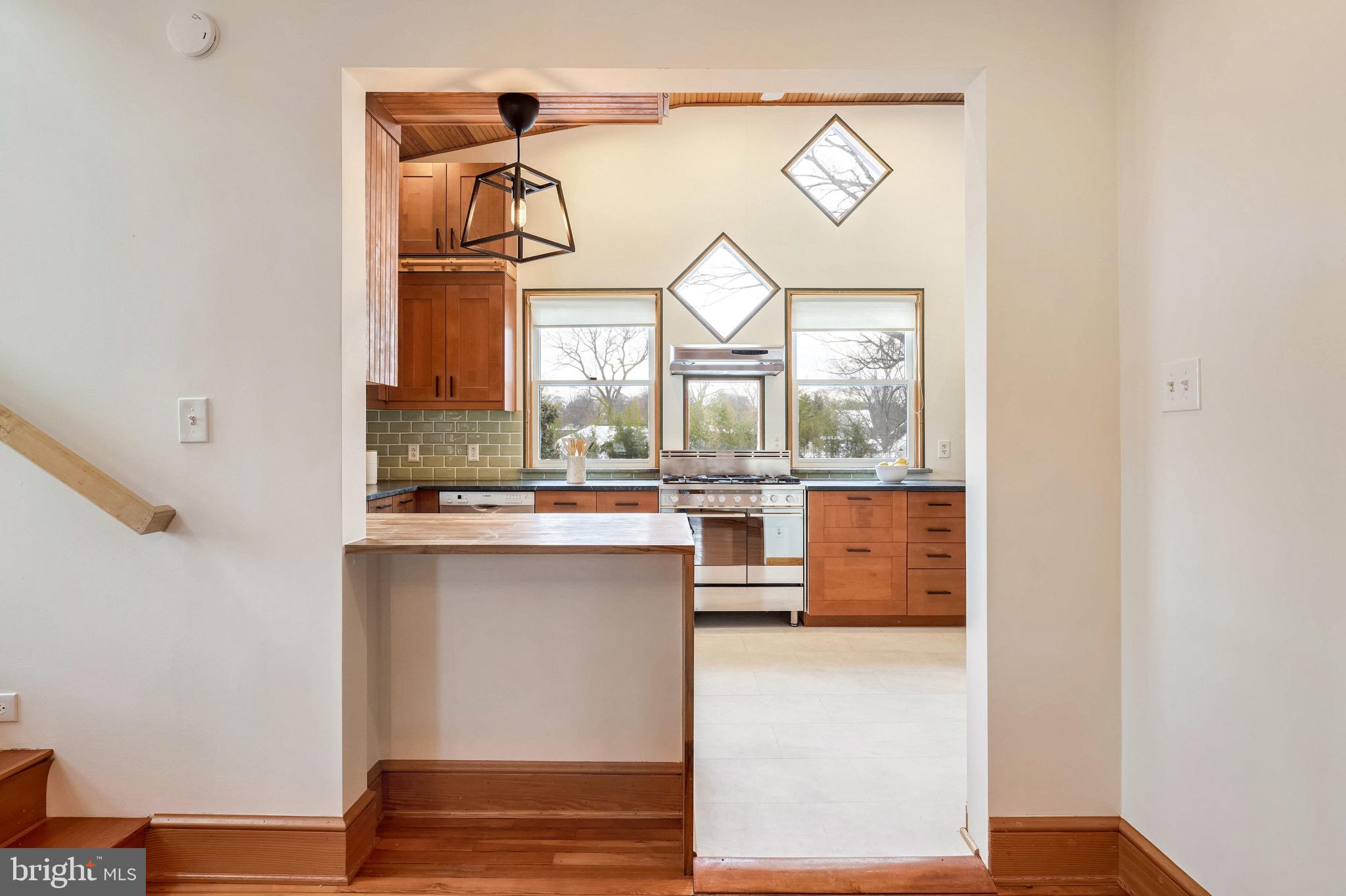 1708 N Stafford St N