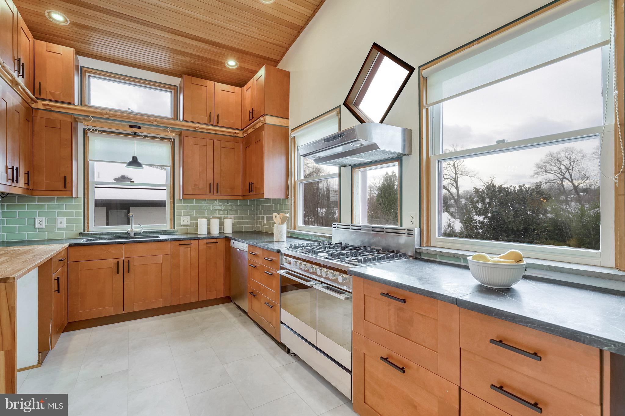 1708 N Stafford St N