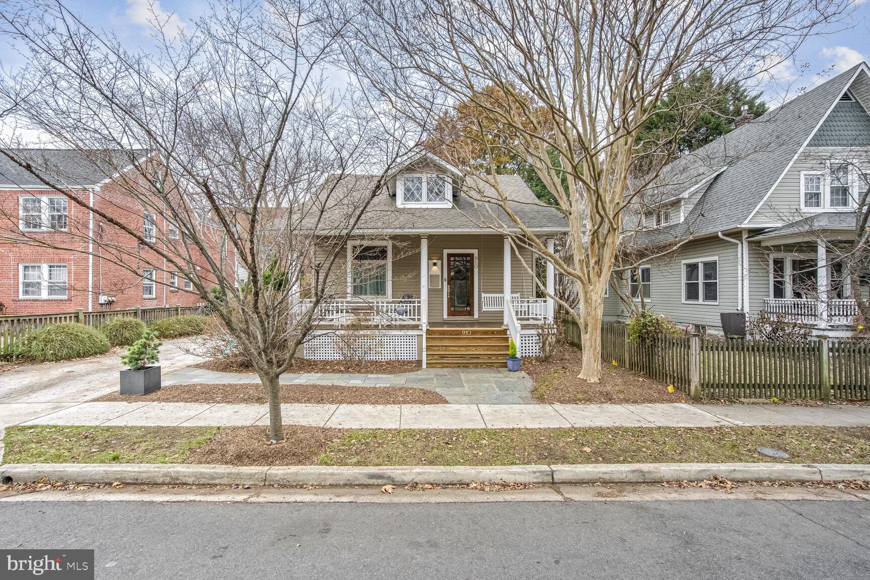 910 N Ivy St