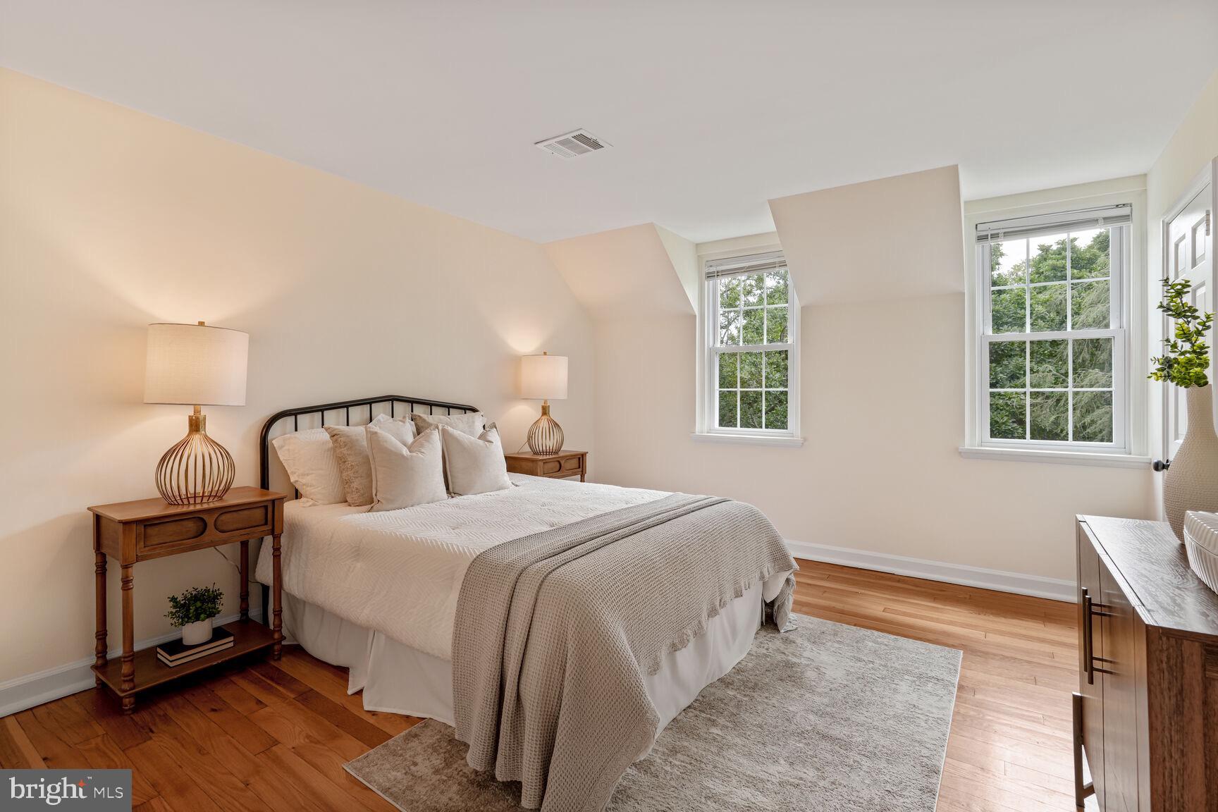 3465 S Wakefield St S