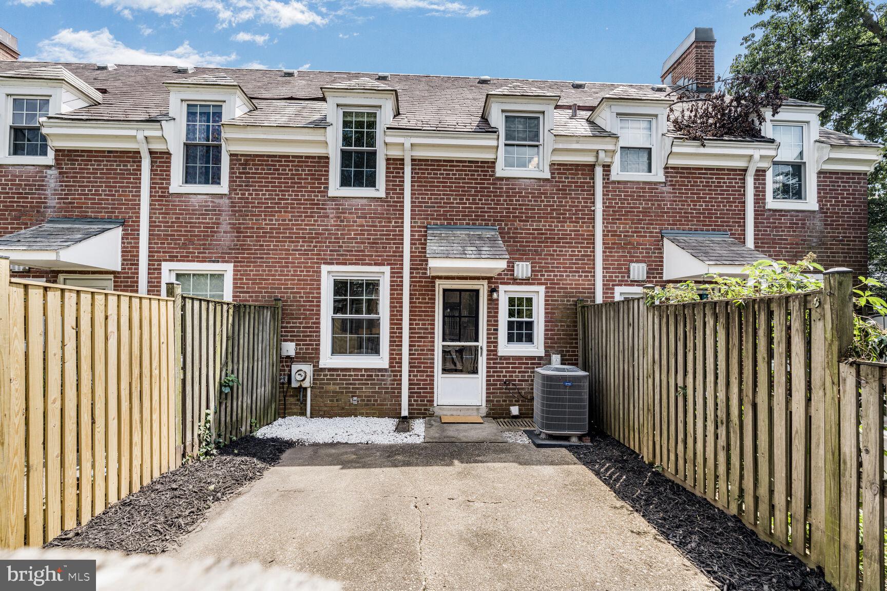 3465 S Wakefield St S