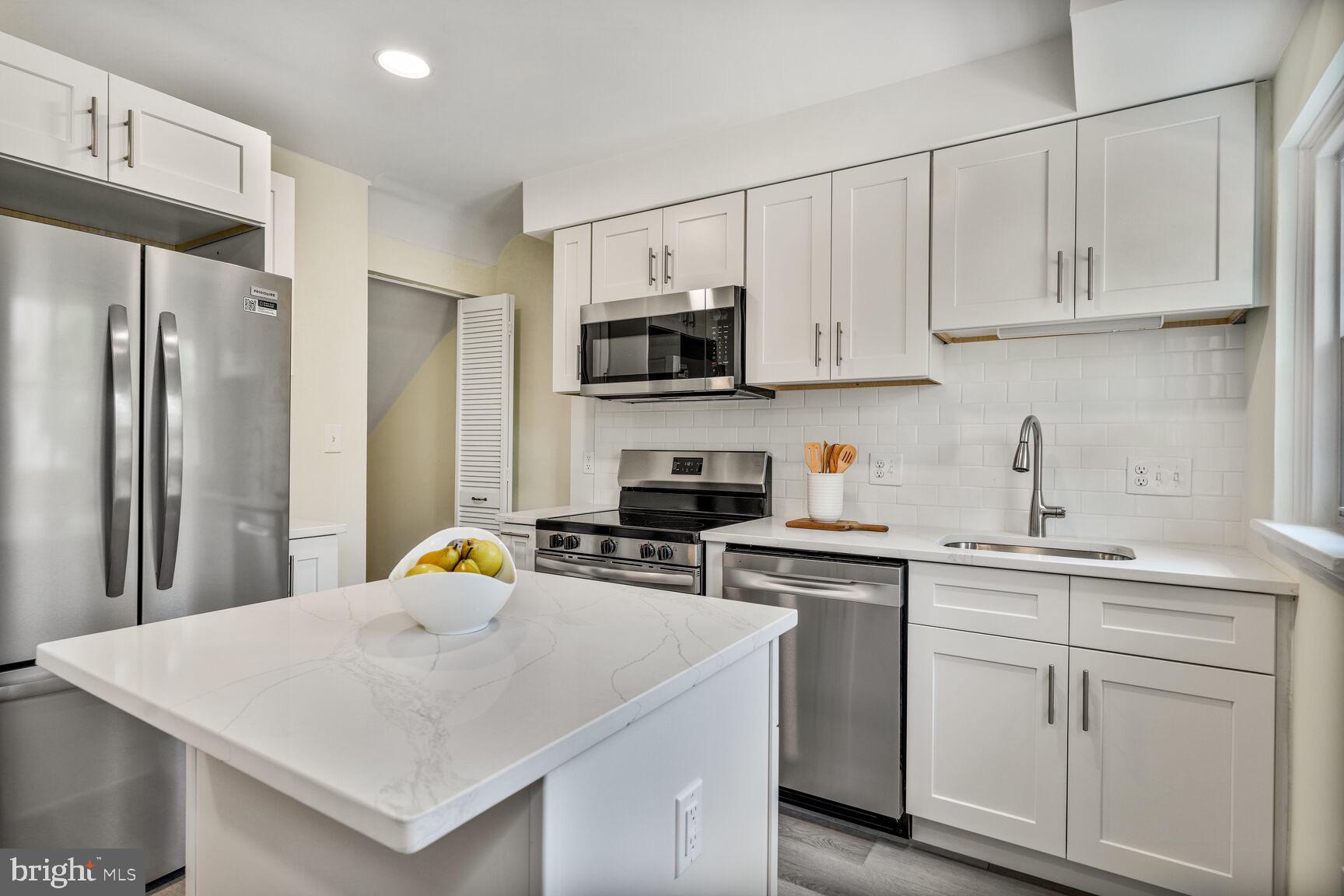 3465 S Wakefield St S