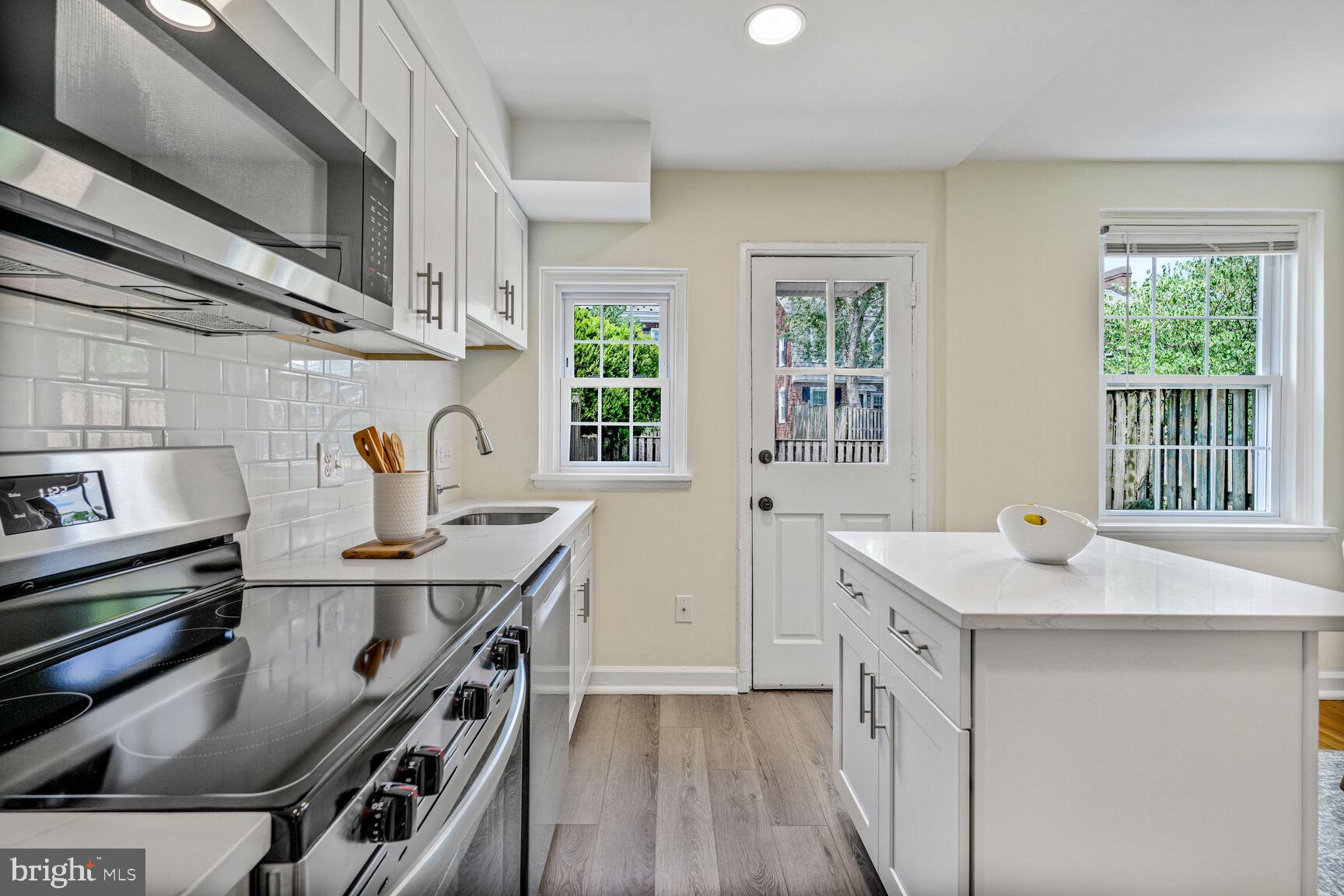 3465 S Wakefield St S