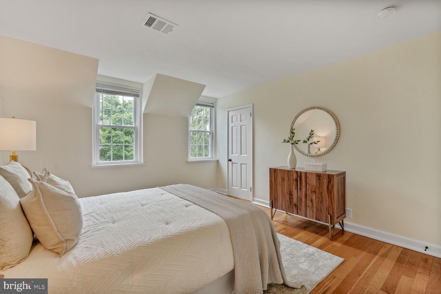 3465 S Wakefield St S