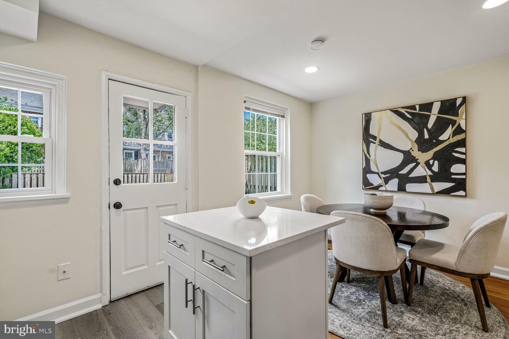 3465 S Wakefield St S