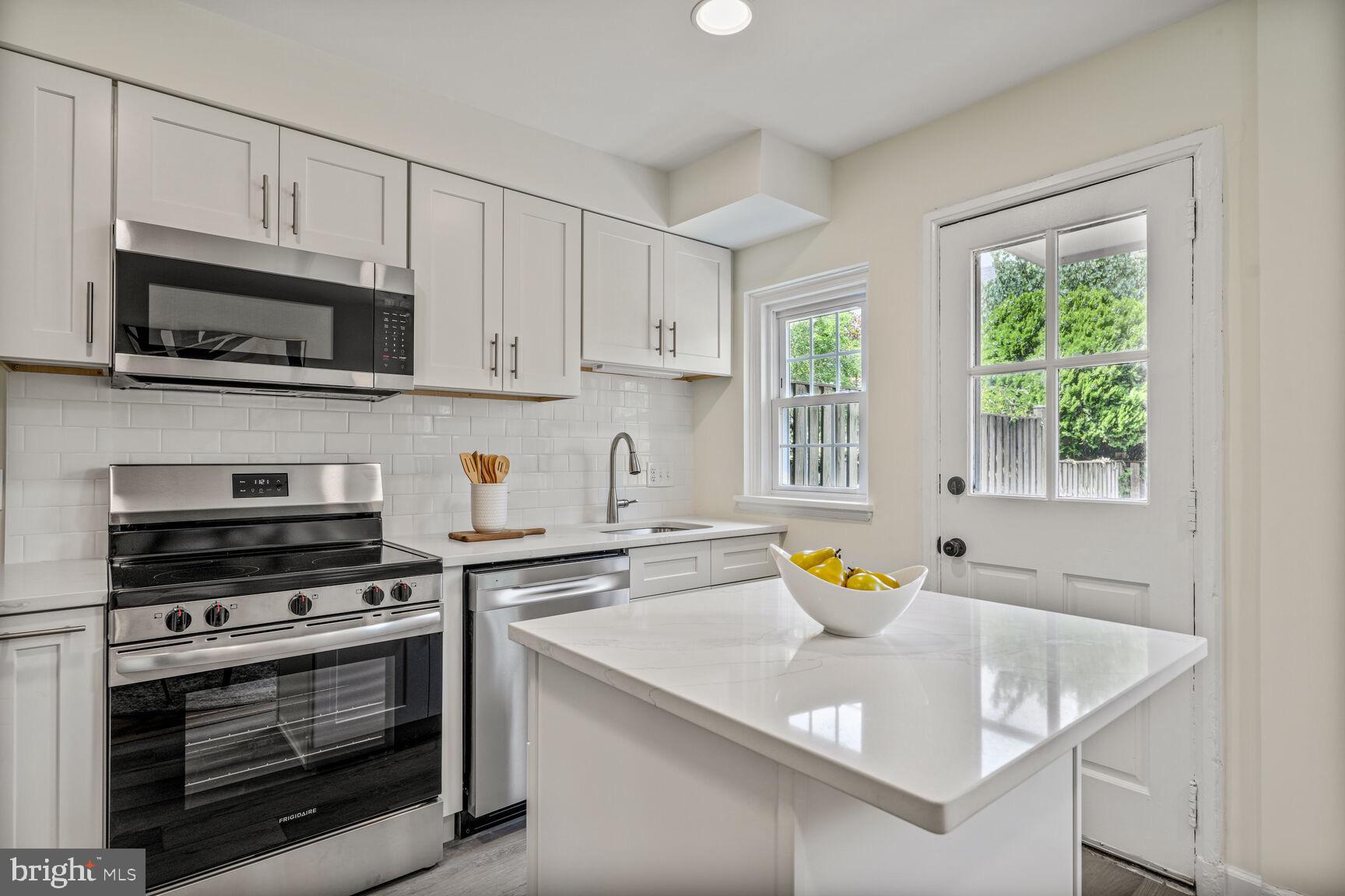 3465 S Wakefield St S