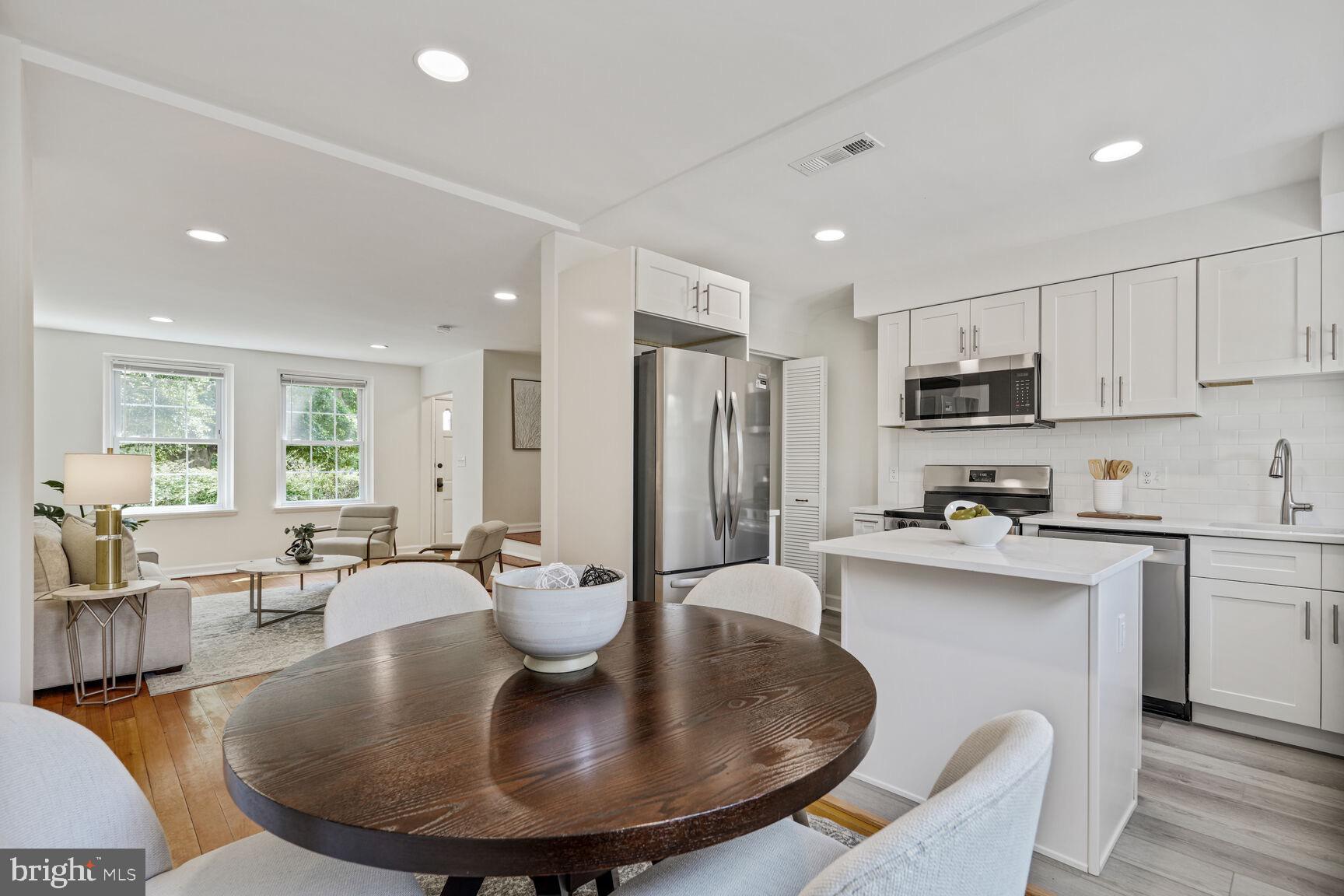 3465 S Wakefield St S