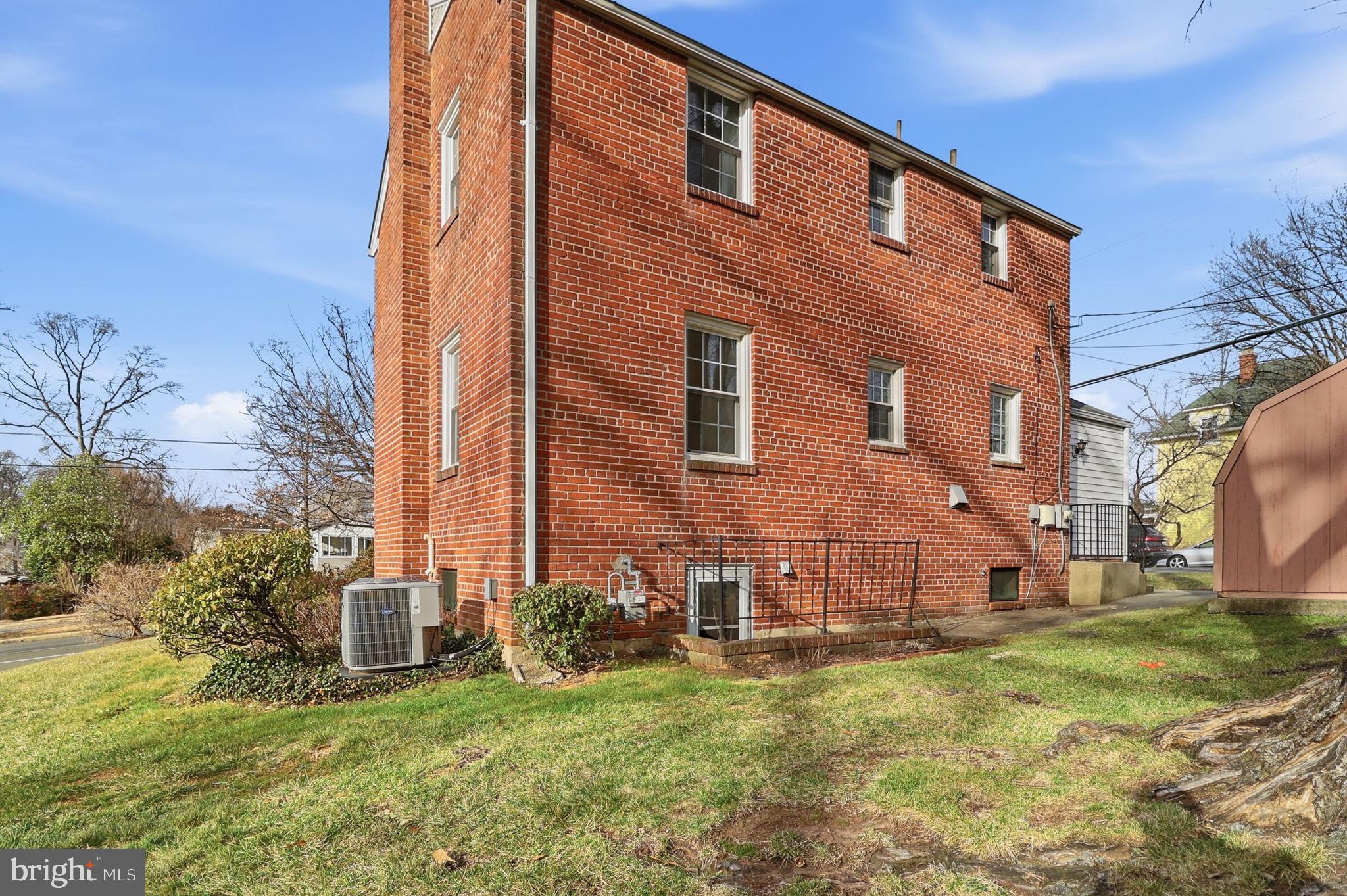 2127 PATRICK HENRY DRIVE