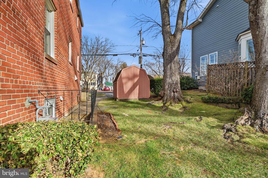 2127 PATRICK HENRY DRIVE