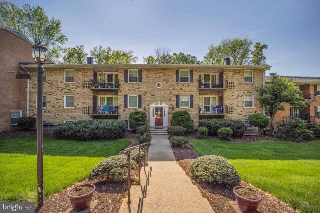3860 LYNDHURST DR #202