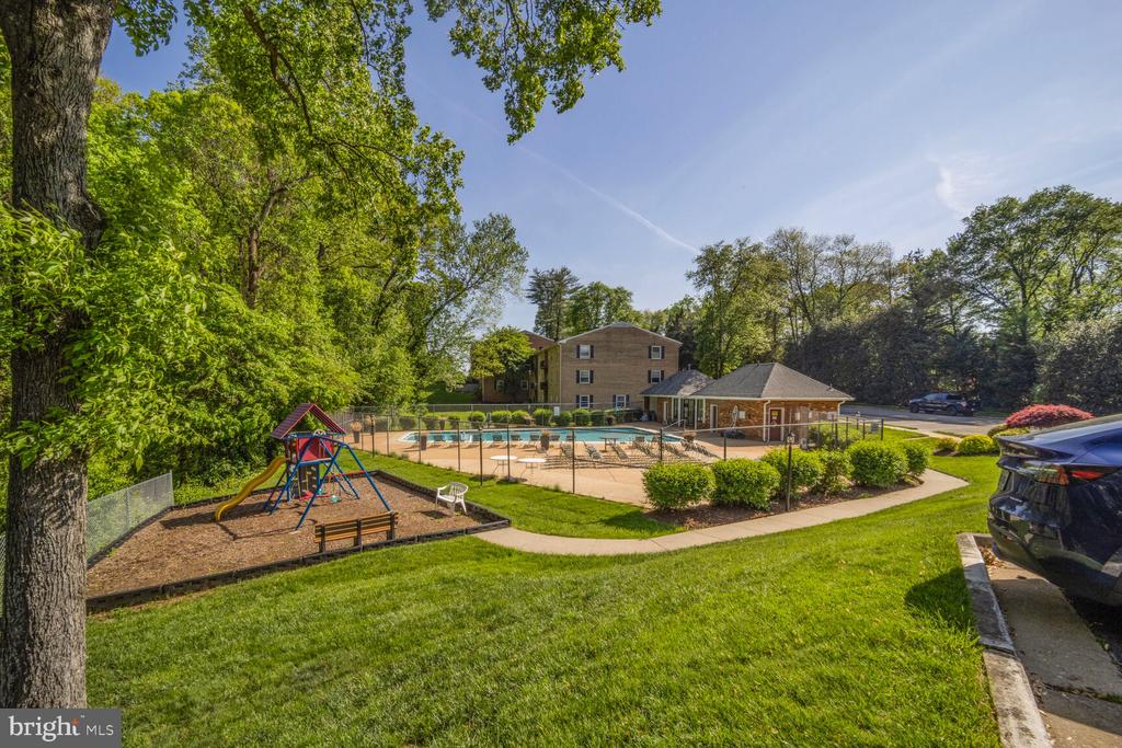 3860 LYNDHURST DR #202