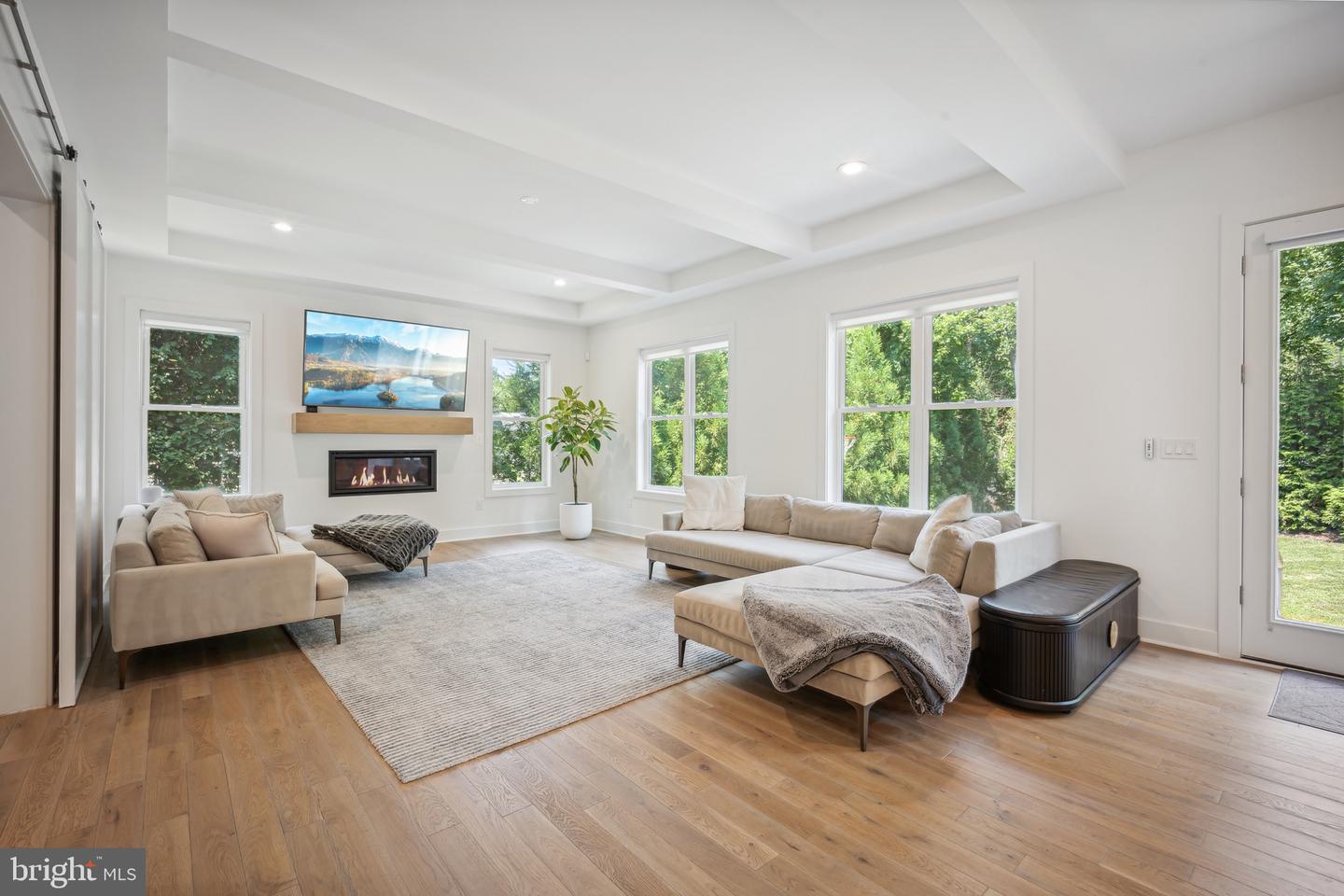 2033 Griffith Rd