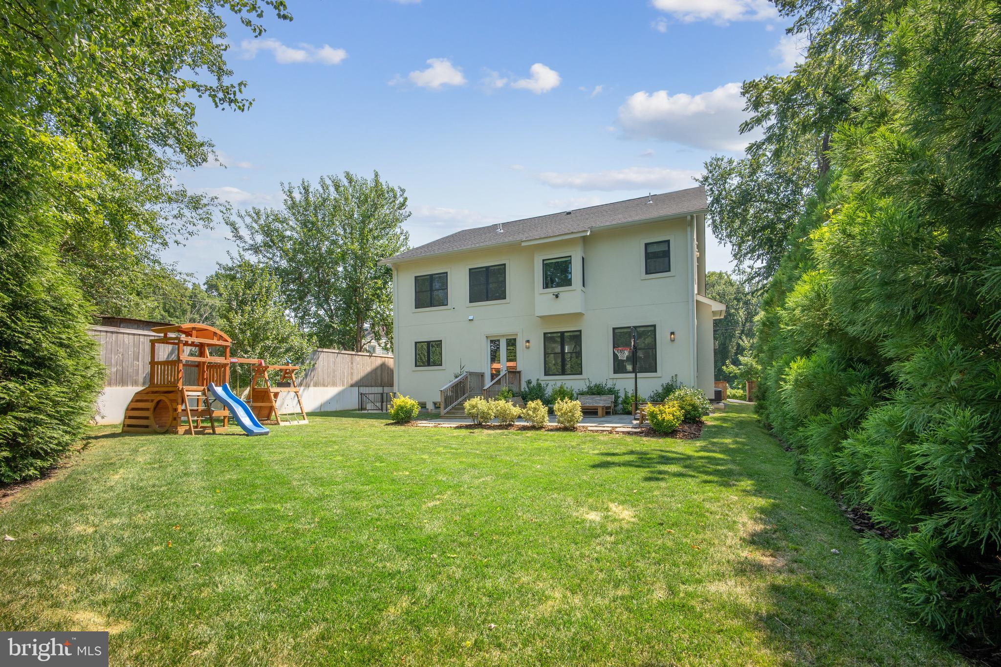 2033 Griffith Rd