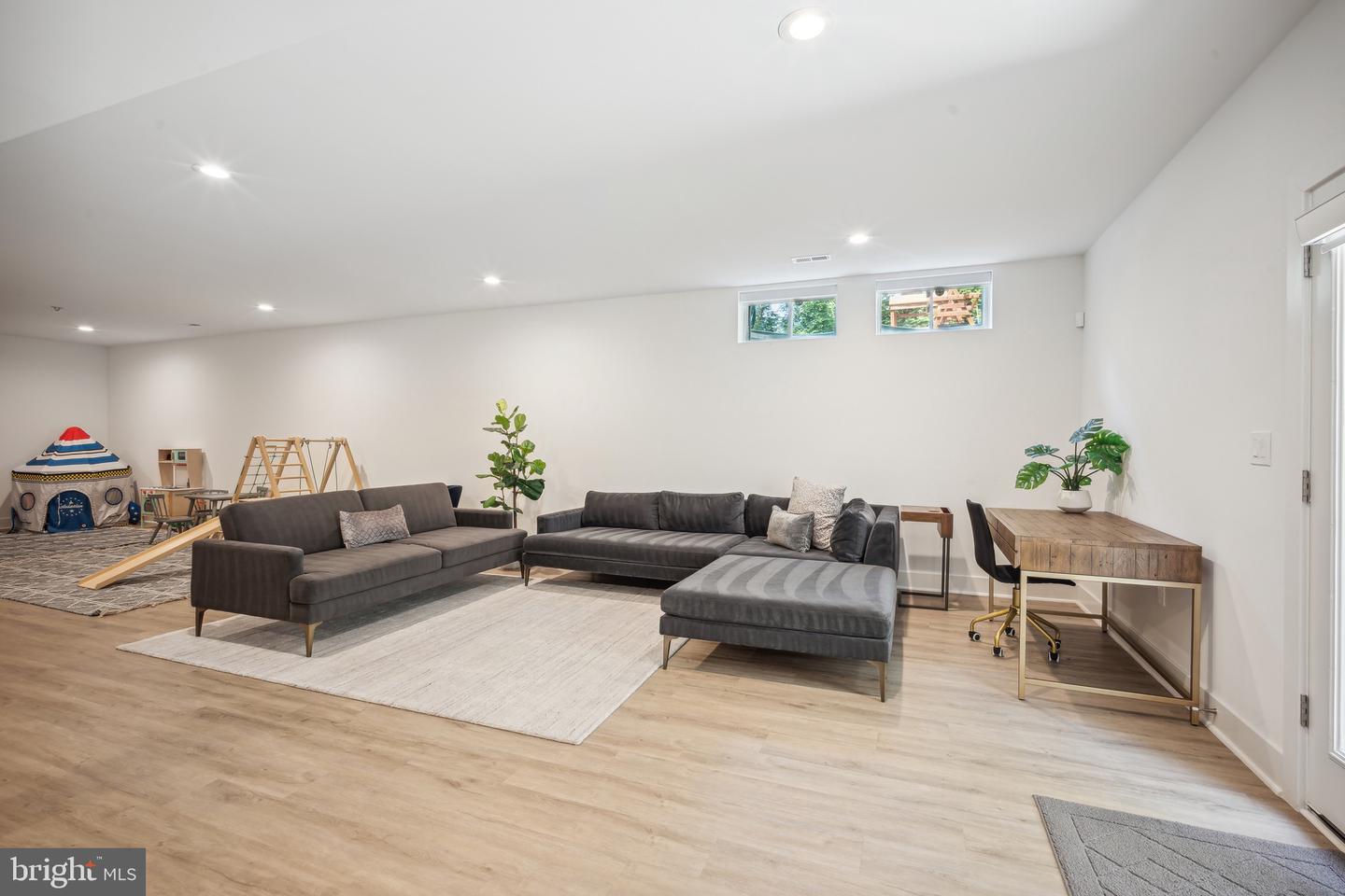 2033 Griffith Rd