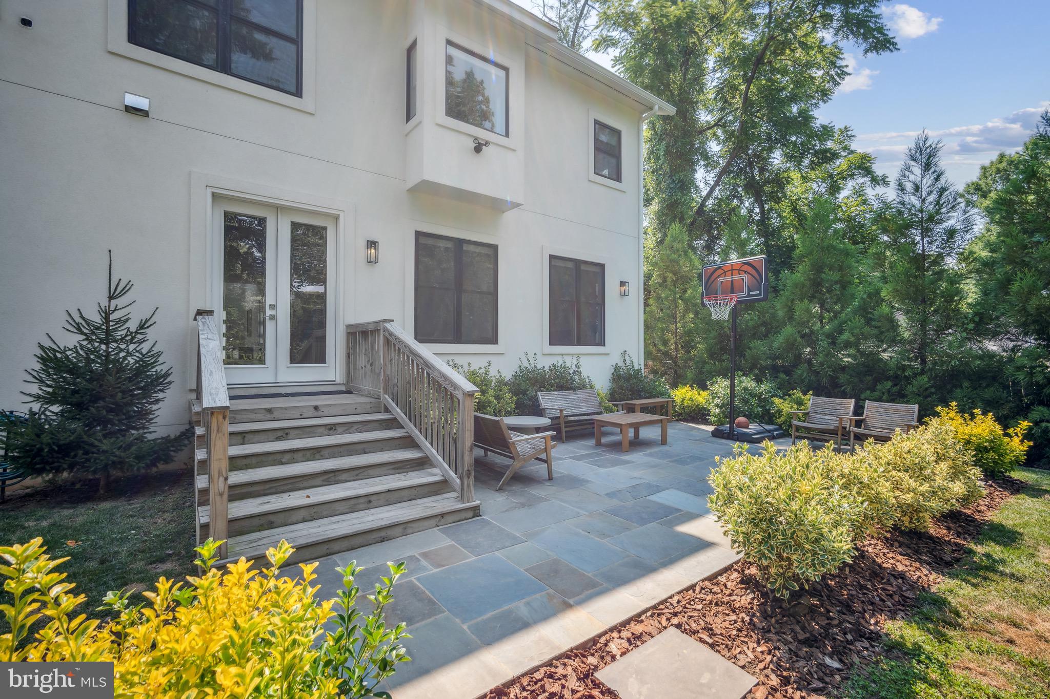 2033 Griffith Rd