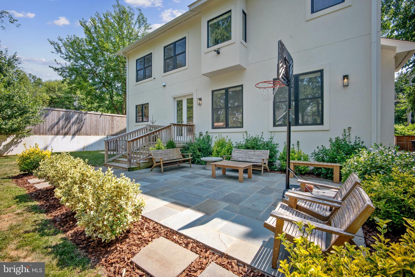 2033 Griffith Rd